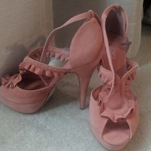 Aldo ruffled heels, size 9